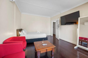 Victoria Court - Art Deco Apt 50m from Beach